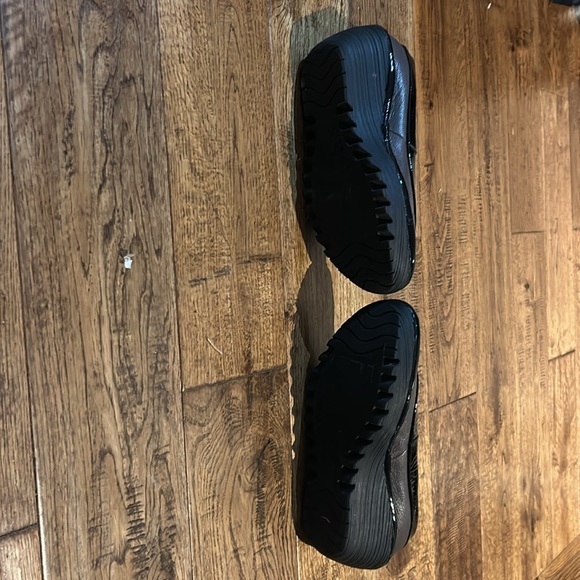 Fly London size 7. Black and taupe. Great condition only worn a few times. - Picture 4 of 8